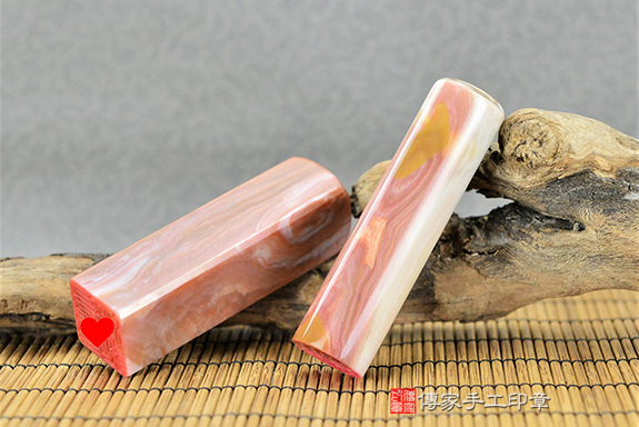 全手工噴砂印章:彩虹瑪瑙臍髮印章實際成品、印章作品分享、彩虹瑪瑙印章材質介紹。(臍帶印章、肚臍章、肚臍印章、胎毛印章,一圓一方),傳家印章台中店。2022.3.1 全手工噴砂印章:彩虹瑪瑙臍髮印章實際成品、印章作品分享、彩虹瑪瑙印章材質介紹。(臍帶印章、肚臍章、肚臍印章、胎毛印章,一圓一方),傳家印章台中店。2022.3.1