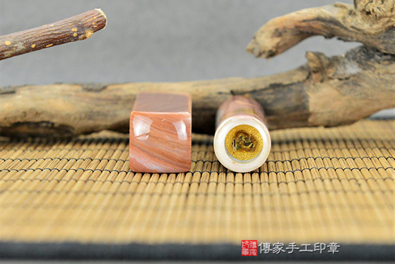 全手工噴砂印章:彩虹瑪瑙臍髮印章實際成品、印章作品分享、彩虹瑪瑙印章材質介紹。(臍帶印章、肚臍章、肚臍印章、胎毛印章,一圓一方),傳家印章台中店。2022.3.1 全手工噴砂印章:彩虹瑪瑙臍髮印章實際成品、印章作品分享、彩虹瑪瑙印章材質介紹。(臍帶印章、肚臍章、肚臍印章、胎毛印章,一圓一方),傳家印章台中店。2022.3.1