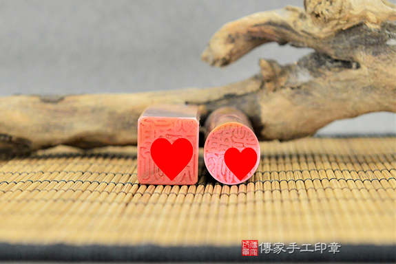 全手工噴砂印章:彩虹瑪瑙臍髮印章實際成品、印章作品分享、彩虹瑪瑙印章材質介紹。(臍帶印章、肚臍章、肚臍印章、胎毛印章,一圓一方),傳家印章台中店。2022.3.1 全手工噴砂印章:彩虹瑪瑙臍髮印章實際成品、印章作品分享、彩虹瑪瑙印章材質介紹。(臍帶印章、肚臍章、肚臍印章、胎毛印章,一圓一方),傳家印章台中店。2022.3.1