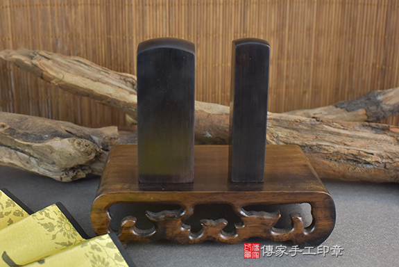 半手工篆刻印章：黑檀木公司印章實際成品、印章作品分享、黑檀木印章材質介紹。（公司章、公司印章、負責人印章，一圓一方），傳家印章台中店。2022.03.02