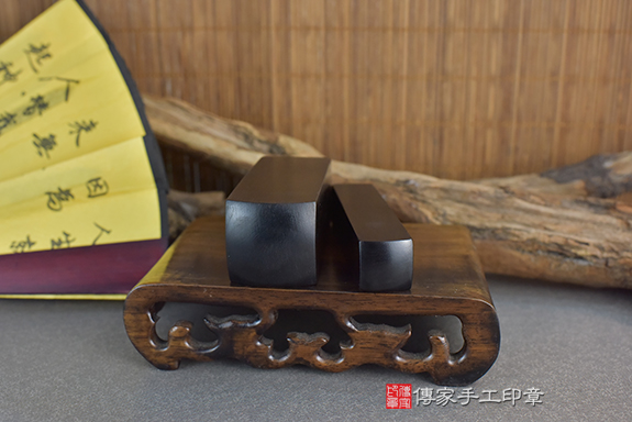 半手工篆刻印章:黑檀木公司印章實際成品、印章作品分享、黑檀木印章材質介紹。(公司章、公司印章、負責人印章,一圓一方),傳家印章台中店。2022.03.02 半手工篆刻印章:黑檀木公司印章實際成品、印章作品分享、黑檀木印章材質介紹。(公司章、公司印章、負責人印章,一圓一方),傳家印章台中店。2022.03.02