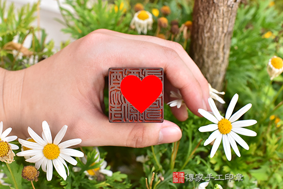 半手工篆刻印章:雞血紅木公司印章實際成品、印章作品分享、雞血紅木印章材質介紹。(公司章、公司印章、負責人印章,一圓一方),傳家印章台中店。2022.03.13 半手工篆刻印章:雞血紅木公司印章實際成品、印章作品分享、雞血紅木印章材質介紹。(公司章、公司印章、負責人印章,一圓一方),傳家印章台中店。2022.03.13