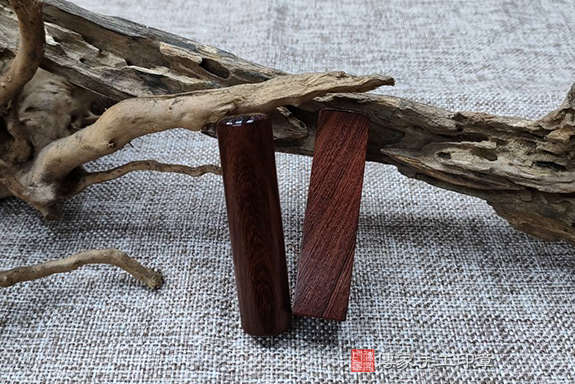 全手工刻印印章：莫桑比克紅檀木胎毛章實際成品、印章作品分享、莫桑比克紅檀木印章材質介紹。（臍帶印章、肚臍章、肚臍印章，胎毛印章，一圓一方）傳家手工印章新竹店。2022.03.14