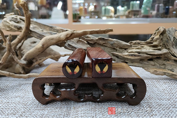 全手工刻印印章：莫桑比克紅檀木胎毛章實際成品、印章作品分享、莫桑比克紅檀木印章材質介紹。（臍帶印章、肚臍章、肚臍印章，胎毛印章，一圓一方）傳家手工印章新竹店。2022.03.14