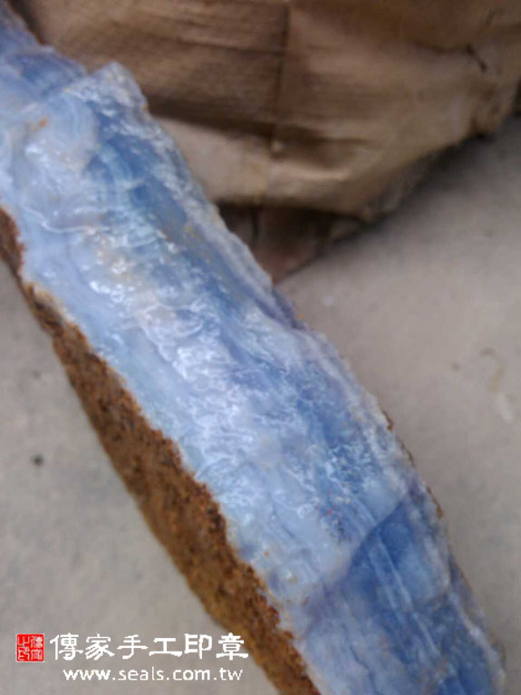 輕柔優美~海浪般的水波紋:全手工噴砂藍紋玉~實際成品、印章作品分享、藍紋玉印章材質介紹。（銀行印鑑，一圓一方），傳家印章高雄店。2022.4.8