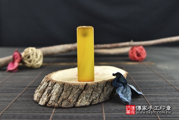 半手工噴砂印章：【活潑俏皮】黃瑪瑙臍帶印章實際成品、印章作品分享、黃瑪瑙印章材質介紹。（臍帶印章、肚臍章、肚臍印章、胎毛印章，一圓一方），傳家印章高雄店。2022.03.31