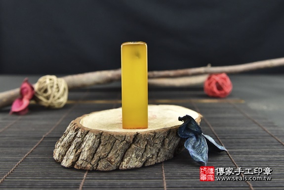 半手工噴砂印章：【活潑俏皮】黃瑪瑙臍帶印章實際成品、印章作品分享、黃瑪瑙印章材質介紹。（臍帶印章、肚臍章、肚臍印章、胎毛印章，一圓一方），傳家印章高雄店。2022.03.31