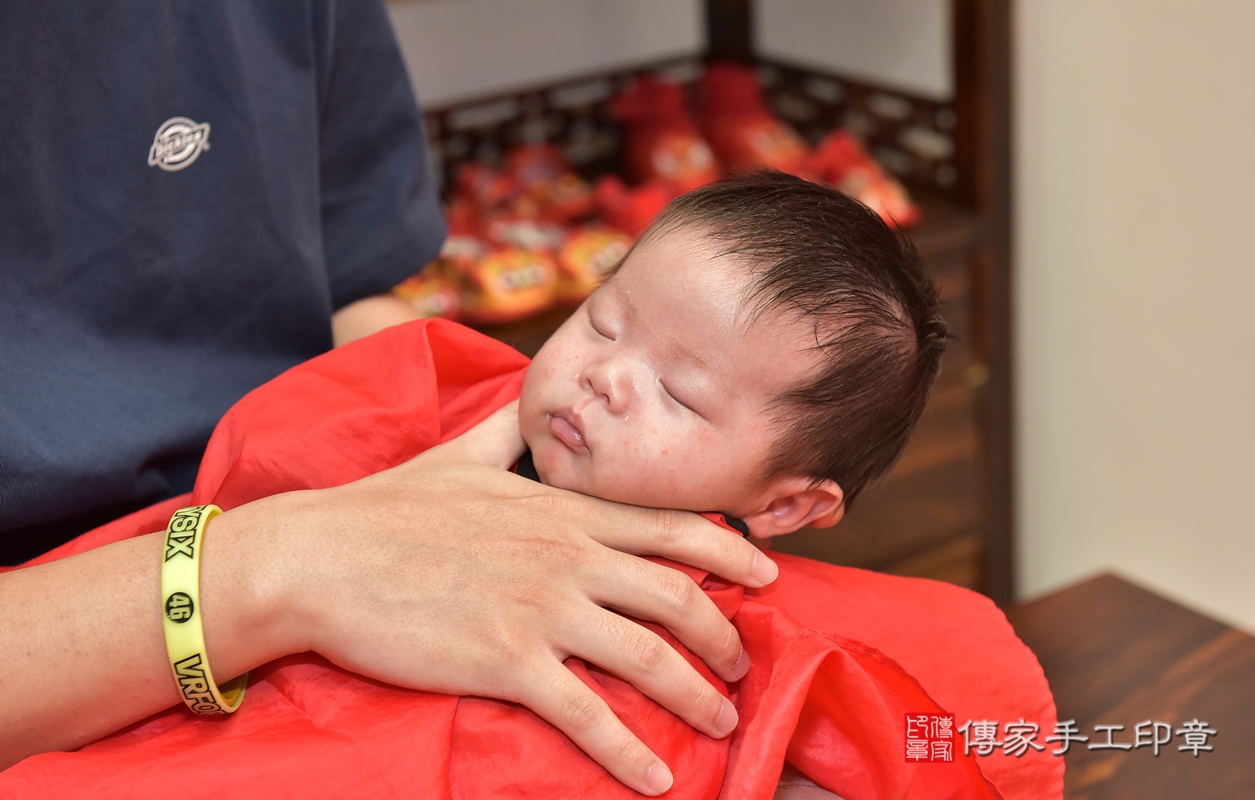 剃胎毛、滿月剃頭、嬰兒剃頭、嬰兒理髮、嬰兒剃髮、嬰兒剃胎毛、嬰兒滿月剃頭、許寶寶剃頭、剃胎毛儀式、剃胎毛吉祥話、滿月剃頭儀式、滿月剃頭吉祥話、許寶寶剃胎毛、許寶寶滿月剃頭理髮、 新竹市香山區剃胎毛、新竹市香山區滿月剃頭、新竹市香山區嬰兒剃頭剃胎毛、新竹市香山區嬰兒理髮、新竹縣嬰兒剃髮、 許寶寶(新竹市香山區嬰兒許寶寶滿月剃頭理髮、嬰兒剃胎毛儀式吉祥話)。中國風會場，爸媽寶貝穿「日中韓」古裝禮服。專業拍照、DVD光碟、證書。★購買「臍帶章、肚臍章、胎毛筆刷印章」贈送：剃頭、收涎、抓周，三選一。2021.09.04照片12