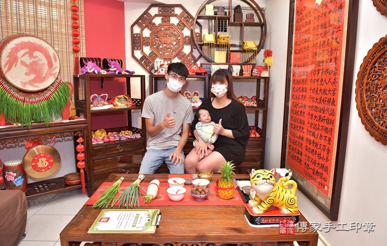 剃胎毛、滿月剃頭、嬰兒剃頭、嬰兒理髮、嬰兒剃髮、嬰兒剃胎毛、嬰兒滿月剃頭、莊寶寶剃頭、剃胎毛儀式、剃胎毛吉祥話、滿月剃頭儀式、滿月剃頭吉祥話、莊寶寶剃胎毛、莊寶寶滿月剃頭理髮、 新竹市香山區剃胎毛、新竹市香山區滿月剃頭、新竹市香山區嬰兒剃頭剃胎毛、新竹市香山區嬰兒理髮、新竹縣嬰兒剃髮、 莊寶寶(新竹市香山區嬰兒莊寶寶滿月剃頭理髮、嬰兒剃胎毛儀式吉祥話)。中國風會場，爸媽寶貝穿「日中韓」古裝禮服。專業拍照、DVD光碟、證書。★購買「臍帶章、肚臍章、胎毛筆刷印章」贈送：剃頭、收涎、抓周，三選一。2021.09.14照片4