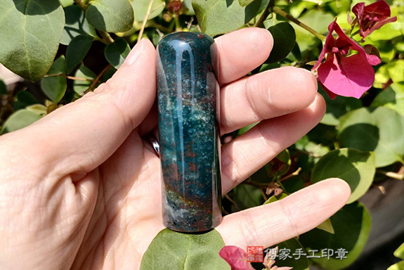 色彩多變萬化，具有自己色彩的水草玉~半手工噴砂：代刻水草玉印章實際成品、印章作品分享、水草玉印章材質介紹。。（銀行印鑑，一圓一方），傳家印章台中店。2022.04.14