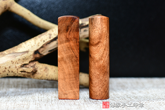 花紋超特殊的印材~全手工篆刻黃檀樹瘤個人開運印章雙章成品分享、印章作品分享、黃檀樹瘤印章材質介紹。(銀行印鑑，一圓一方)，傳家印章新竹店。2022.04.16