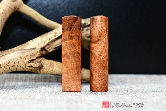 花紋超特殊的印材~全手工篆刻黃檀樹瘤個人開運印章雙章成品分享、印章作品分享、黃檀樹瘤印章材質介紹。(銀行印鑑，一圓一方)，傳家印章新竹店。2022.04.16