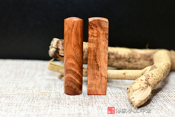 花紋超特殊的印材~全手工篆刻黃檀樹瘤個人開運印章雙章成品分享、印章作品分享、黃檀樹瘤印章材質介紹。(銀行印鑑，一圓一方)，傳家印章新竹店。2022.04.16