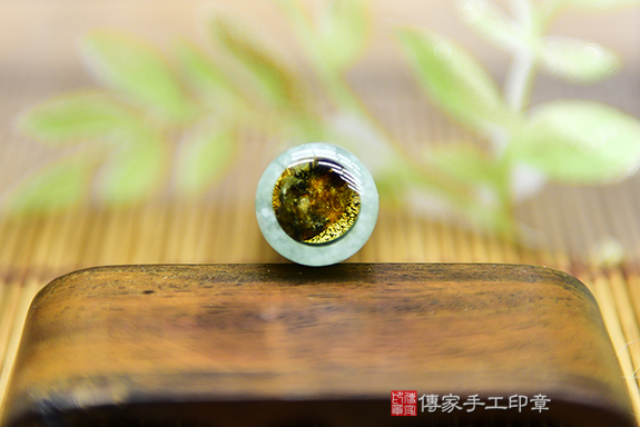 如同君子般優雅貴氣~全手工噴砂翡翠臍帶章~臍帶章實際成品、印章作品分享、翡翠印章材質介紹。（臍帶印章、肚臍章、肚臍印章，胎毛印章，一圓一方）傳家手工印章桃園店。2022.4.19