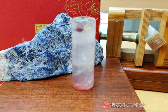 透亮的粉嫩色系粉晶~全手工噴砂粉晶臍髮印章作品分享介紹。（臍帶印章、肚臍章、肚臍印章、胎毛印章，一圓一方），傳家印章台中店。2022.04.21