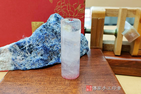 透亮的粉嫩色系粉晶~全手工噴砂粉晶臍髮印章作品分享介紹。（臍帶印章、肚臍章、肚臍印章、胎毛印章，一圓一方），傳家印章台中店。2022.04.21