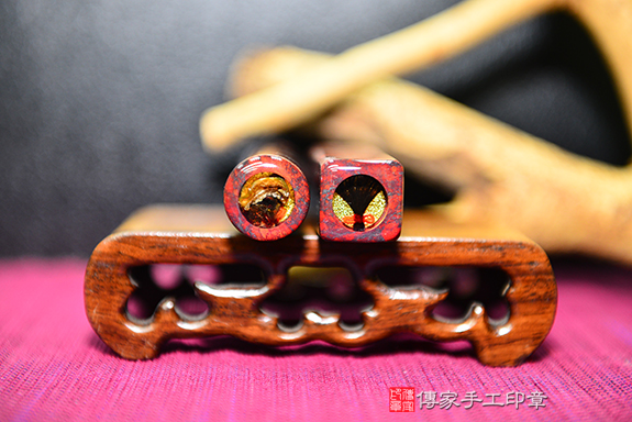 銅礦鐵超級多的紅礦雞血玉~全手工噴砂印章：紅礦雞血玉臍髮印章實際成品、印章作品分享、紅礦雞血玉印章材質介紹。（臍帶印章、肚臍章、肚臍印章、胎毛印章，一圓一方），傳家印章新竹店。2022.04.25