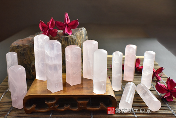 傳家手工印章實際成品：  粉晶(第四級，頂級手鐲料珠寶拋光工藝)：開運印章大合照