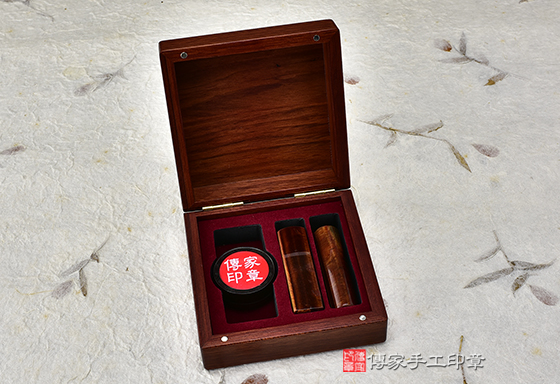 紅紫檀木原木盒 兩用盒(公司章一大兩小/個人章雙章)  2800元  (不含印章及印泥)
