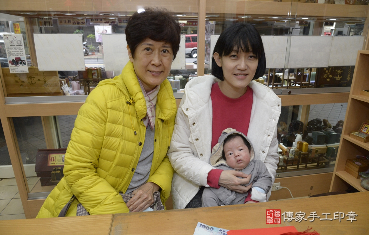 剃胎毛、滿月剃頭、嬰兒剃頭、嬰兒理髮、嬰兒剃髮、嬰兒剃胎毛、嬰兒滿月剃頭、葉寶寶剃頭、剃胎毛儀式、剃胎毛吉祥話、滿月剃頭儀式、滿月剃頭吉祥話、葉寶寶剃胎毛、葉寶寶滿月剃頭理髮、 新北市永和區剃胎毛、新北市永和區滿月剃頭、新北市永和區嬰兒剃頭剃胎毛、新北市永和區嬰兒理髮、新北市嬰兒剃髮、 葉寶寶(新北市永和區嬰兒葉寶寶滿月剃頭理髮、嬰兒剃胎毛儀式吉祥話)。中國風會場，爸媽寶貝穿「日中韓」古裝禮服。專業拍照、DVD光碟、證書。★購買「臍帶章、肚臍章、胎毛筆刷印章」贈送：剃頭、收涎、抓周，三選一。2022.01.07照片1