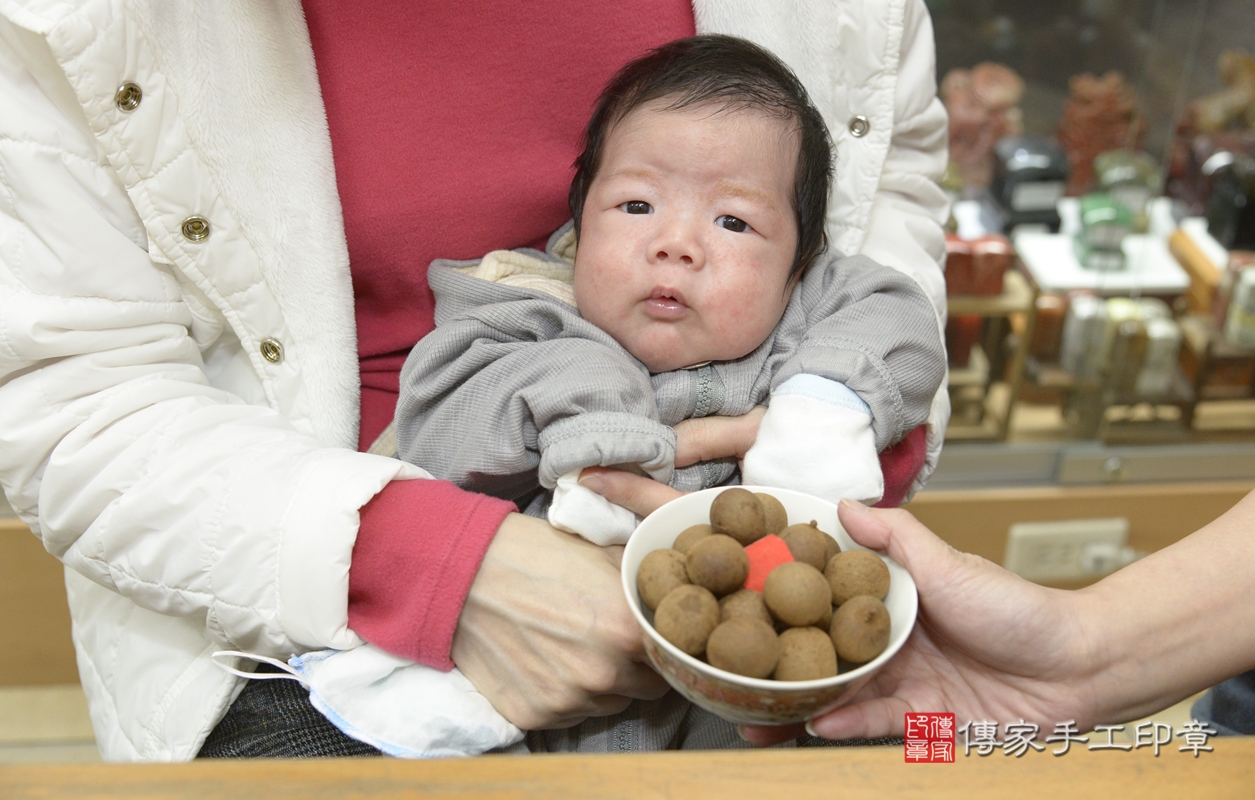 剃胎毛、滿月剃頭、嬰兒剃頭、嬰兒理髮、嬰兒剃髮、嬰兒剃胎毛、嬰兒滿月剃頭、葉寶寶剃頭、剃胎毛儀式、剃胎毛吉祥話、滿月剃頭儀式、滿月剃頭吉祥話、葉寶寶剃胎毛、葉寶寶滿月剃頭理髮、 新北市永和區剃胎毛、新北市永和區滿月剃頭、新北市永和區嬰兒剃頭剃胎毛、新北市永和區嬰兒理髮、新北市嬰兒剃髮、 葉寶寶(新北市永和區嬰兒葉寶寶滿月剃頭理髮、嬰兒剃胎毛儀式吉祥話)。中國風會場，爸媽寶貝穿「日中韓」古裝禮服。專業拍照、DVD光碟、證書。★購買「臍帶章、肚臍章、胎毛筆刷印章」贈送：剃頭、收涎、抓周，三選一。2022.01.07照片10
