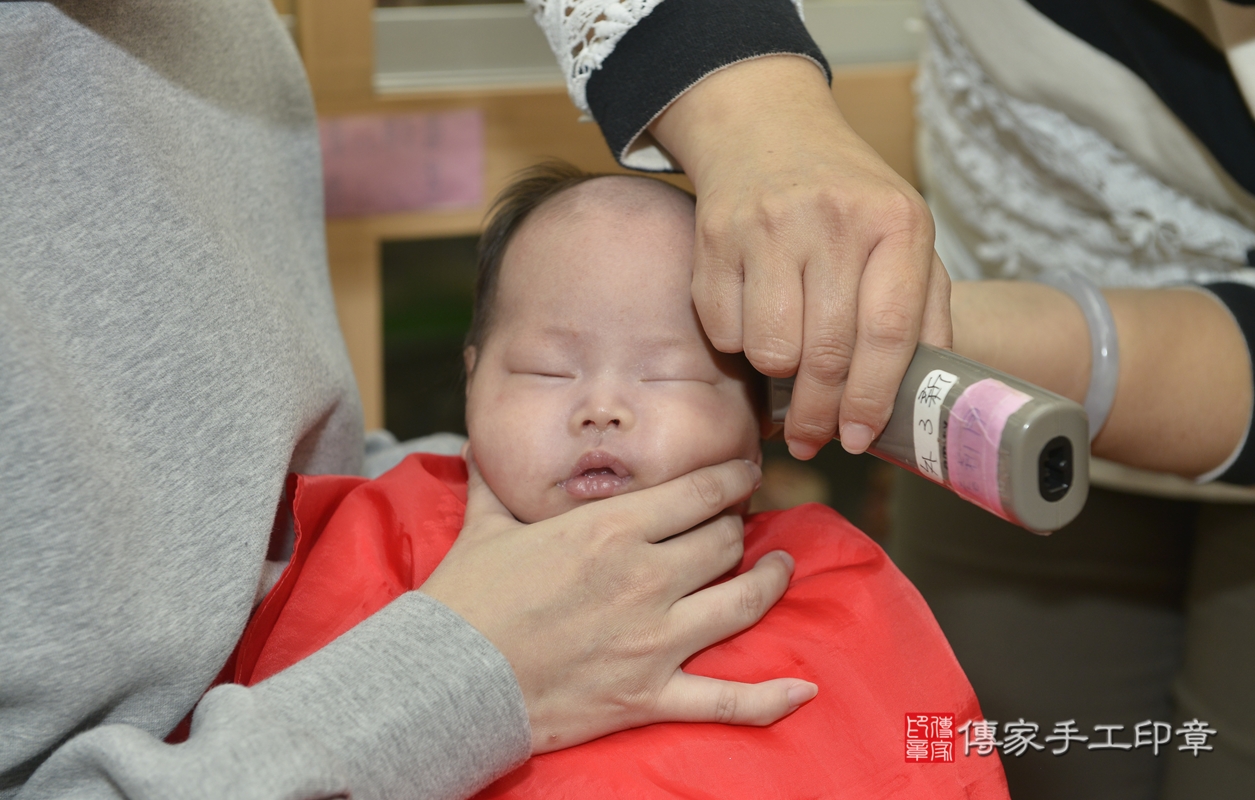 剃胎毛、滿月剃頭、嬰兒剃頭、嬰兒理髮、嬰兒剃髮、嬰兒剃胎毛、嬰兒滿月剃頭、陳寶寶剃頭、剃胎毛儀式、剃胎毛吉祥話、滿月剃頭儀式、滿月剃頭吉祥話、陳寶寶剃胎毛、陳寶寶滿月剃頭理髮、 新北市永和區剃胎毛、新北市永和區滿月剃頭、新北市永和區嬰兒剃頭剃胎毛、新北市永和區嬰兒理髮、新北市嬰兒剃髮、 陳寶寶(新北市永和區嬰兒陳寶寶滿月剃頭理髮、嬰兒剃胎毛儀式吉祥話)。中國風會場，爸媽寶貝穿「日中韓」古裝禮服。專業拍照、DVD光碟、證書。★購買「臍帶章、肚臍章、胎毛筆刷印章」贈送：剃頭、收涎、抓周，三選一。2022.01.10照片29