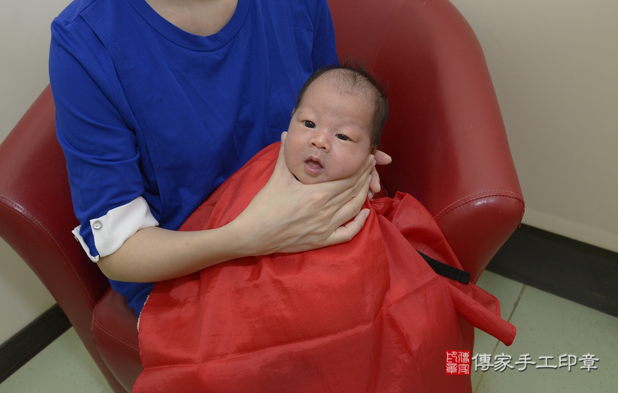 剃胎毛、滿月剃頭、嬰兒剃頭、嬰兒理髮、嬰兒剃髮、嬰兒剃胎毛、嬰兒滿月剃頭、黃寶寶剃頭、剃胎毛儀式、剃胎毛吉祥話、滿月剃頭儀式、滿月剃頭吉祥話、黃寶寶剃胎毛、黃寶寶滿月剃頭理髮、 新北市新莊區剃胎毛、新北市新莊區滿月剃頭、新北市新莊區嬰兒剃頭剃胎毛、新北市新莊區嬰兒理髮、新北市嬰兒剃髮、 黃寶寶(新北市新莊區到府嬰兒黃寶寶滿月剃頭理髮、到府嬰兒剃胎毛儀式吉祥話)。到府剃頭剃胎毛主持、專業拍照、DVD光碟、證書。★購買「臍帶章、肚臍章、胎毛筆刷印章」贈送：剃頭、收涎、抓周，三選一。2022.01.17照片25