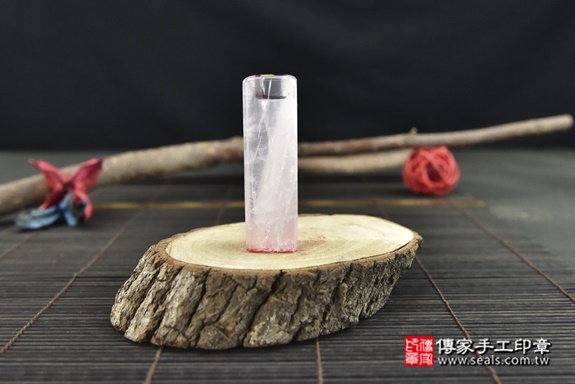 招桃花給你好人緣~全手工噴砂中冰粉晶臍髮印章作品分享、中冰粉晶印章材質介紹。（臍帶印章、肚臍章、肚臍印章、胎毛印章，一圓一方），傳家印章高雄店。2022.05.24