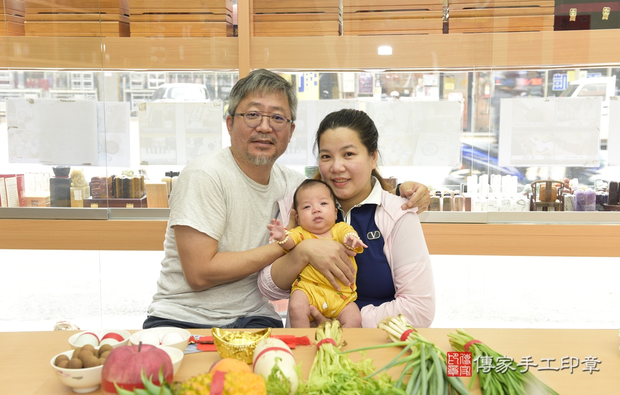 剃胎毛、滿月剃頭、嬰兒剃頭、嬰兒理髮、嬰兒剃髮、嬰兒剃胎毛、嬰兒滿月剃頭、寶寶剃頭、剃胎毛儀式、剃胎毛吉祥話、滿月剃頭儀式、滿月剃頭吉祥話、寶寶剃胎毛、寶寶滿月剃頭理髮、 桃園市八德區剃胎毛、桃園市八德區滿月剃頭、桃園市八德區嬰兒剃頭剃胎毛、桃園市八德區嬰兒理髮、桃園市嬰兒剃髮、 陳寶寶(桃園市八德區嬰兒寶寶滿月剃頭理髮、嬰兒剃胎毛儀式吉祥話)。中國風會場，爸媽寶貝穿「日中韓」古裝禮服。專業拍照、DVD光碟、證書。★購買「臍帶章、肚臍章、胎毛筆刷印章」贈送：剃頭、收涎、抓周，三選一。2021.08.29照片3