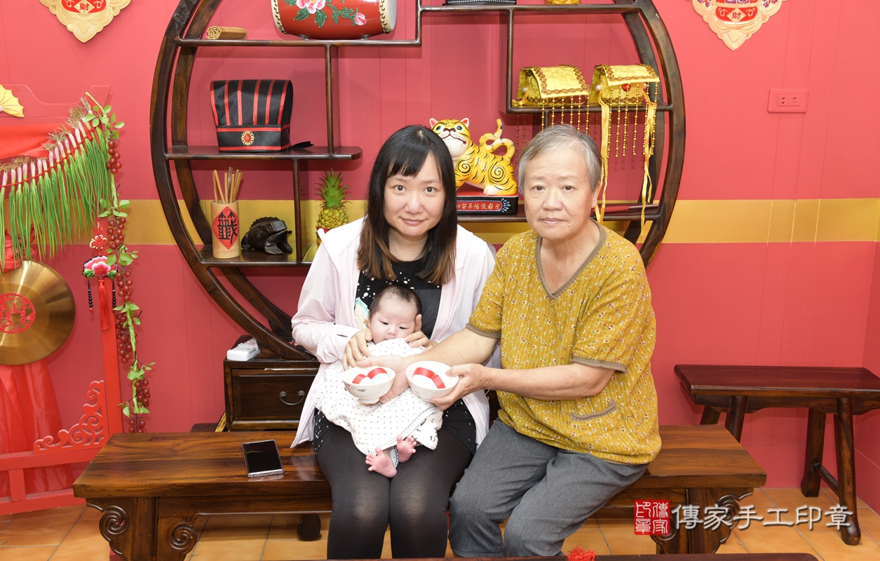 剃胎毛、滿月剃頭、嬰兒剃頭、嬰兒理髮、嬰兒剃髮、嬰兒剃胎毛、嬰兒滿月剃頭、寶寶剃頭、剃胎毛儀式、剃胎毛吉祥話、滿月剃頭儀式、滿月剃頭吉祥話、寶寶剃胎毛、寶寶滿月剃頭理髮、 桃園市八德區剃胎毛、桃園市八德區滿月剃頭、桃園市八德區嬰兒剃頭剃胎毛、桃園市八德區嬰兒理髮、桃園市嬰兒剃髮、 吳寶寶(桃園市八德區嬰兒寶寶滿月剃頭理髮、嬰兒剃胎毛儀式吉祥話)。中國風會場，爸媽寶貝穿「日中韓」古裝禮服。專業拍照、DVD光碟、證書。★購買「臍帶章、肚臍章、胎毛筆刷印章」贈送：剃頭、收涎、抓周，三選一。2021.08.05照片6
