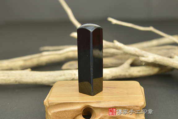 黑中帶藍，沉穩又亮~半手工噴砂：藍虎眼石個人印章實際成品、印章作品分享、藍虎眼石印章材質介紹。（銀行印鑑，一圓一方），傳家印章台中店。2022.05.28