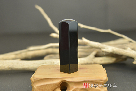 黑中帶藍，沉穩又亮~半手工噴砂：藍虎眼石個人印章實際成品、印章作品分享、藍虎眼石印章材質介紹。（銀行印鑑，一圓一方），傳家印章台中店。2022.05.28