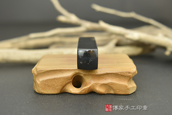 黑中帶藍，沉穩又亮~半手工噴砂：藍虎眼石個人印章實際成品、印章作品分享、藍虎眼石印章材質介紹。（銀行印鑑，一圓一方），傳家印章台中店。2022.05.28