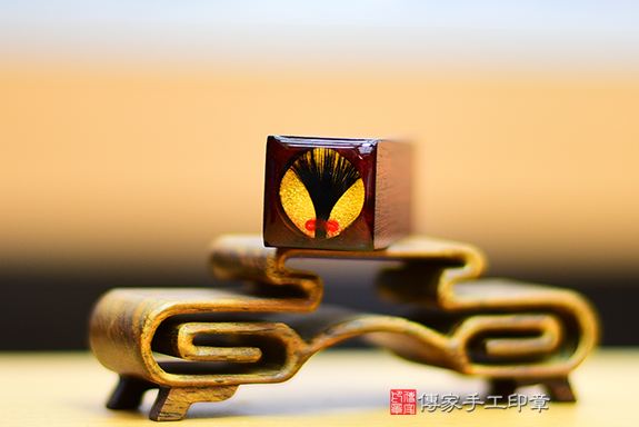 熱情奔放~泰國雞血紅木髮束印章、泰國雞血紅木材質介紹。傳家手工印章新北店。2022.5.30 熱情奔放~泰國雞血紅木髮束印章、泰國雞血紅木材質介紹。傳家手工印章新北店。2022.5.30