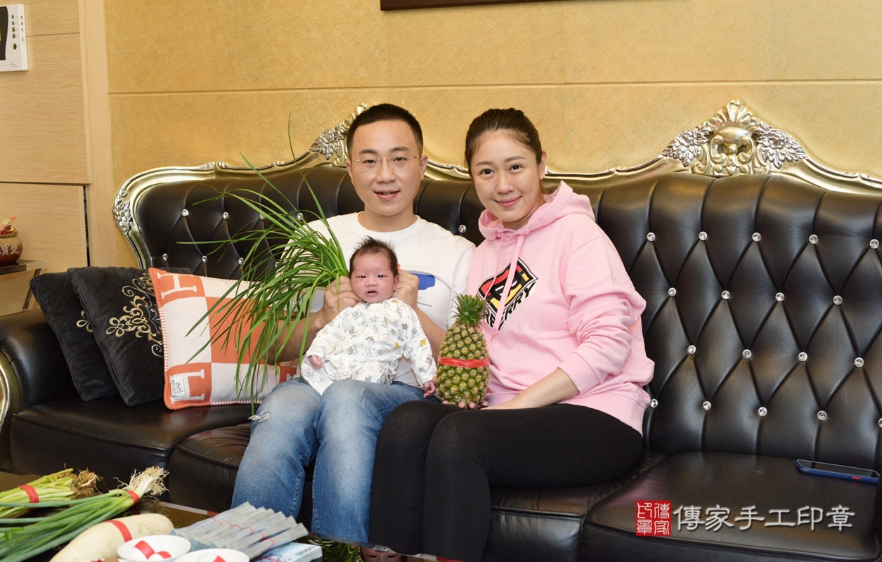 剃胎毛、滿月剃頭、嬰兒剃頭、嬰兒理髮、嬰兒剃髮、嬰兒剃胎毛、嬰兒滿月剃頭、寶寶剃頭、剃胎毛儀式、剃胎毛吉祥話、滿月剃頭儀式、滿月剃頭吉祥話、寶寶剃胎毛、寶寶滿月剃頭理髮、 桃園縣桃園市剃胎毛、桃園縣桃園市滿月剃頭、桃園縣桃園市嬰兒剃頭剃胎毛、桃園縣桃園市嬰兒理髮、桃園市嬰兒剃髮、 鄧寶寶(桃園縣桃園市到府嬰兒寶寶滿月剃頭理髮、到府嬰兒剃胎毛儀式吉祥話)。到府剃頭剃胎毛主持、專業拍照、DVD光碟、證書。★購買「臍帶章、肚臍章、胎毛筆刷印章」贈送：剃頭、收涎、抓周，三選一。2021.10.19照片10