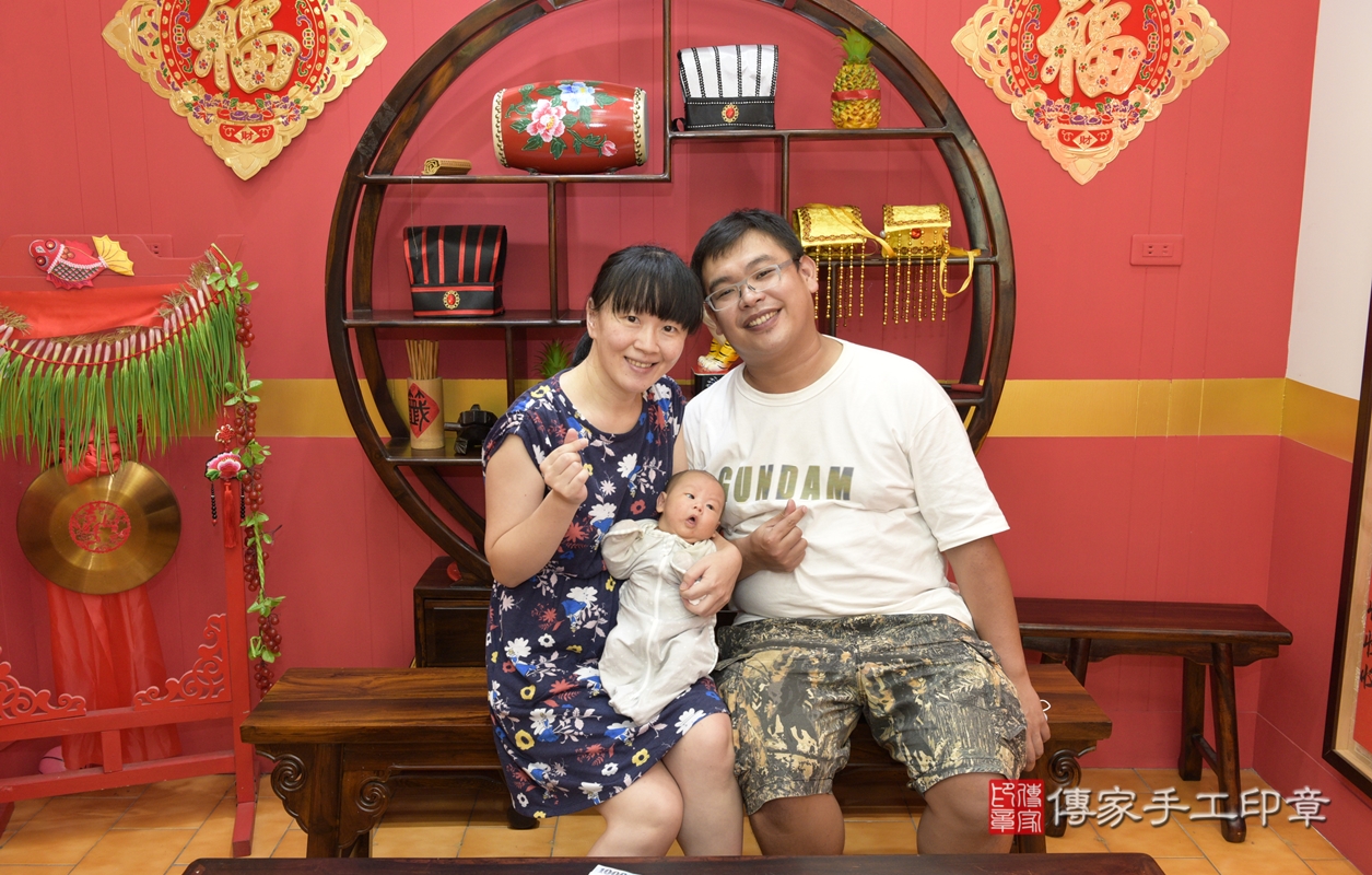 剃胎毛、滿月剃頭、嬰兒剃頭、嬰兒理髮、嬰兒剃髮、嬰兒剃胎毛、嬰兒滿月剃頭、寶寶剃頭、剃胎毛儀式、剃胎毛吉祥話、滿月剃頭儀式、滿月剃頭吉祥話、寶寶剃胎毛、寶寶滿月剃頭理髮、 桃園市八德區剃胎毛、桃園市八德區滿月剃頭、桃園市八德區嬰兒剃頭剃胎毛、桃園市八德區嬰兒理髮、桃園市嬰兒剃髮、 鍾寶寶(桃園市八德區嬰兒寶寶滿月剃頭理髮、嬰兒剃胎毛儀式吉祥話)。中國風會場，爸媽寶貝穿「日中韓」古裝禮服。專業拍照、DVD光碟、證書。★購買「臍帶章、肚臍章、胎毛筆刷印章」贈送：剃頭、收涎、抓周，三選一。2021.09.14照片6