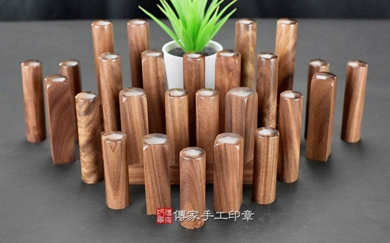 溫暖柔和色調~半手工篆刻玫瑰黑檀木臍帶章~玫瑰黑檀木個人印章實際成品、印章作品分享、玫瑰黑檀木印章材質介紹。（臍帶印章、肚臍章、肚臍印章，胎毛印章，一圓一方）傳家手工印章高雄店。2022.06.24