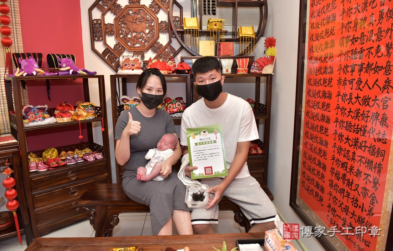 剃胎毛、滿月剃頭、嬰兒剃頭、嬰兒理髮、嬰兒剃髮、嬰兒剃胎毛、嬰兒滿月剃頭、謝寶寶剃頭、剃胎毛儀式、剃胎毛吉祥話、滿月剃頭儀式、滿月剃頭吉祥話、謝寶寶剃胎毛、謝寶寶滿月剃頭理髮、 新竹市香山區剃胎毛、新竹市香山區滿月剃頭、新竹市香山區嬰兒剃頭剃胎毛、新竹市香山區嬰兒理髮、新竹市嬰兒剃髮、 謝寶寶(新竹市香山區嬰兒謝寶寶滿月剃頭理髮、嬰兒剃胎毛儀式吉祥話)。中國風會場，爸媽寶貝穿「日中韓」古裝禮服。專業拍照、DVD光碟、證書。★購買「臍帶章、肚臍章、胎毛筆刷印章」贈送：剃頭、收涎、抓周，三選一。2021.10.19照片12