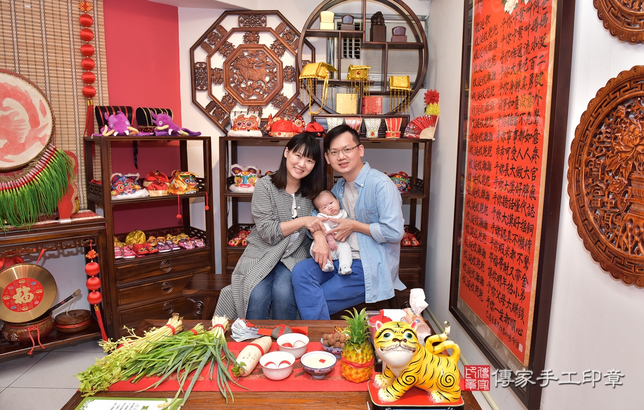 剃胎毛、滿月剃頭、嬰兒剃頭、嬰兒理髮、嬰兒剃髮、嬰兒剃胎毛、嬰兒滿月剃頭、林寶寶剃頭、剃胎毛儀式、剃胎毛吉祥話、滿月剃頭儀式、滿月剃頭吉祥話、林寶寶剃胎毛、林寶寶滿月剃頭理髮、 新竹市香山區剃胎毛、新竹市香山區滿月剃頭、新竹市香山區嬰兒剃頭剃胎毛、新竹市香山區嬰兒理髮、新竹市嬰兒剃髮、 林寶寶(新竹市香山區嬰兒林寶寶滿月剃頭理髮、嬰兒剃胎毛儀式吉祥話)。中國風會場，爸媽寶貝穿「日中韓」古裝禮服。專業拍照、DVD光碟、證書。★購買「臍帶章、肚臍章、胎毛筆刷印章」贈送：剃頭、收涎、抓周，三選一。2021.10.23照片2
