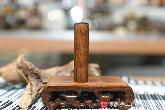 素面低調款~半手工刻印印章：大葉黃金綠檀木開運印章實際成品、印章作品分享、大葉黃金綠檀木印章材質介紹。（臍帶印章、肚臍章、肚臍印章、胎毛印章，一圓一方），傳家印章新竹店。2022.06.07