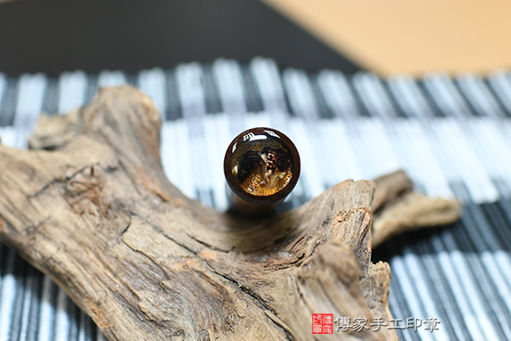 素面低調款~半手工刻印印章：大葉黃金綠檀木開運印章實際成品、印章作品分享、大葉黃金綠檀木印章材質介紹。（臍帶印章、肚臍章、肚臍印章、胎毛印章，一圓一方），傳家印章新竹店。2022.06.07