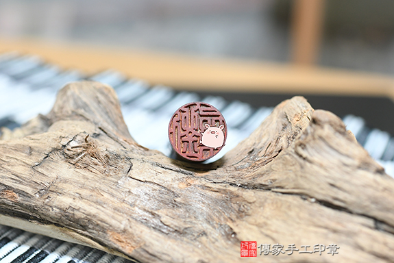 素面低調款~半手工刻印印章：大葉黃金綠檀木開運印章實際成品、印章作品分享、大葉黃金綠檀木印章材質介紹。（臍帶印章、肚臍章、肚臍印章、胎毛印章，一圓一方），傳家印章新竹店。2022.06.07