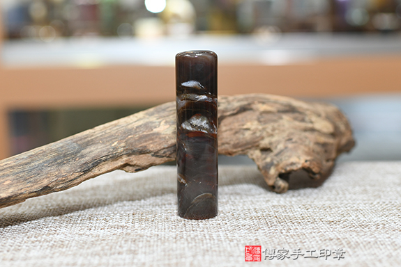 顏色多變的木化石~木化石臍帶章實際成品、印章作品分享、木化石印章材質介紹。（臍帶印章、肚臍章、肚臍印章，胎毛印章，一圓一方）傳家手工印章新竹店。2022.06.08