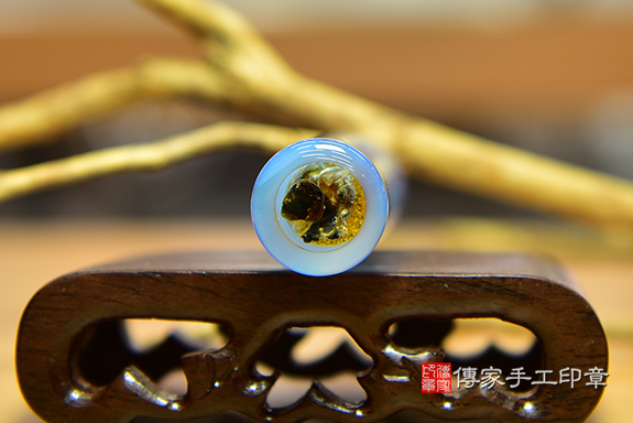 七寶之一~輕快活潑的藍色~全手工噴砂印章：藍瑪瑙臍帶章實際成品、印章作品分享、藍瑪瑙印章材質介紹。（臍帶印章、肚臍章、肚臍印章，胎毛印章，一圓一方）傳家手工印章桃園店。2022.06.10