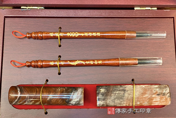 「萬年木」的靈氣~木化石、發財章、胎毛筆、足印嬰兒三寶 實際成品、印章作品分享、木化石印章材質介紹。傳家手工印章台中店。2022.06.11