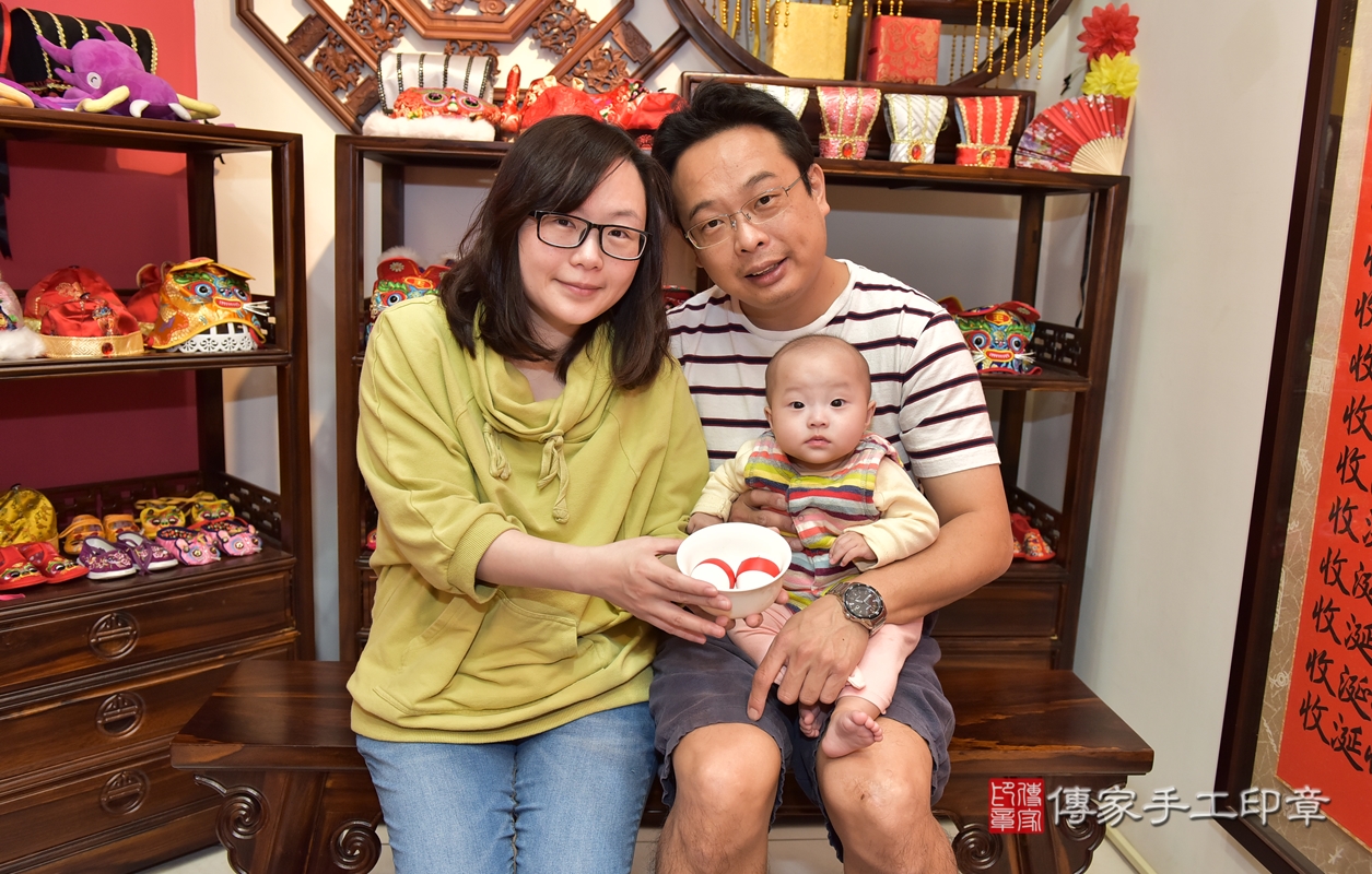 剃胎毛、滿月剃頭、嬰兒剃頭、嬰兒理髮、嬰兒剃髮、嬰兒剃胎毛、嬰兒滿月剃頭、林寶寶剃頭、剃胎毛儀式、剃胎毛吉祥話、滿月剃頭儀式、滿月剃頭吉祥話、林寶寶剃胎毛、林寶寶滿月剃頭理髮、 新竹市香山區剃胎毛、新竹市香山區滿月剃頭、新竹市香山區嬰兒剃頭剃胎毛、新竹市香山區嬰兒理髮、新竹市嬰兒剃髮、 林寶寶(新竹市香山區嬰兒林寶寶滿月剃頭理髮、嬰兒剃胎毛儀式吉祥話)。中國風會場，爸媽寶貝穿「日中韓」古裝禮服。專業拍照、DVD光碟、證書。★購買「臍帶章、肚臍章、胎毛筆刷印章」贈送：剃頭、收涎、抓周，三選一。2021.11.13照片6