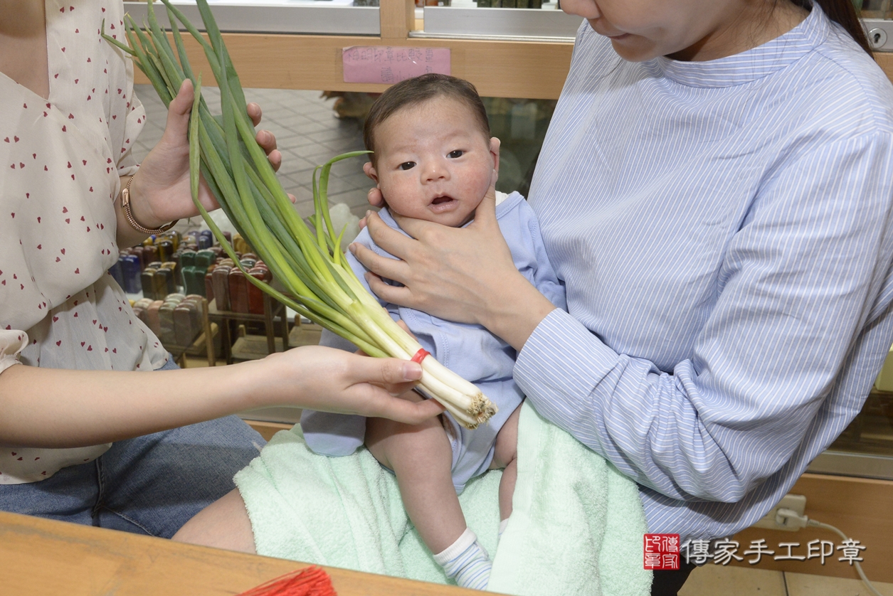 剃胎毛、滿月剃頭、嬰兒剃頭、嬰兒理髮、嬰兒剃髮、嬰兒剃胎毛、嬰兒滿月剃頭、彭寶寶剃頭、剃胎毛儀式、剃胎毛吉祥話、滿月剃頭儀式、滿月剃頭吉祥話、彭寶寶剃胎毛、彭寶寶滿月剃頭理髮、 新北市永和區剃胎毛、新北市永和區滿月剃頭、新北市永和區嬰兒剃頭剃胎毛、新北市永和區嬰兒理髮、新北市嬰兒剃髮、 彭寶寶(新北市永和區嬰兒彭寶寶滿月剃頭理髮、嬰兒剃胎毛儀式吉祥話)。中國風會場，爸媽寶貝穿「日中韓」古裝禮服。專業拍照、DVD光碟、證書。★購買「臍帶章、肚臍章、胎毛筆刷印章」贈送：剃頭、收涎、抓周，三選一。2022.03.17照片19