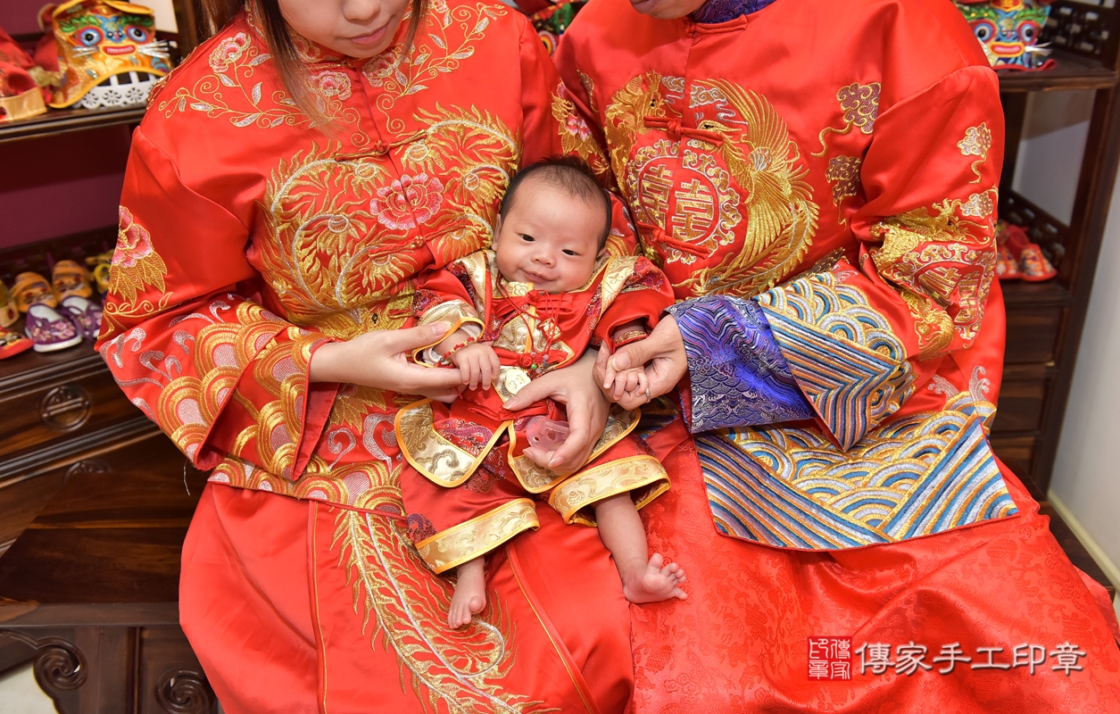 剃胎毛、滿月剃頭、嬰兒剃頭、嬰兒理髮、嬰兒剃髮、嬰兒剃胎毛、嬰兒滿月剃頭、張寶寶剃頭、剃胎毛儀式、剃胎毛吉祥話、滿月剃頭儀式、滿月剃頭吉祥話、張寶寶剃胎毛、張寶寶滿月剃頭理髮、 新竹市香山區剃胎毛、新竹市香山區滿月剃頭、新竹市香山區嬰兒剃頭剃胎毛、新竹市香山區嬰兒理髮、新竹市嬰兒剃髮、 張寶寶(新竹市香山區嬰兒張寶寶滿月剃頭理髮、嬰兒剃胎毛儀式吉祥話)。中國風會場，爸媽寶貝穿「日中韓」古裝禮服。專業拍照、DVD光碟、證書。★購買「臍帶章、肚臍章、胎毛筆刷印章」贈送：剃頭、收涎、抓周，三選一。2021.11.15照片8