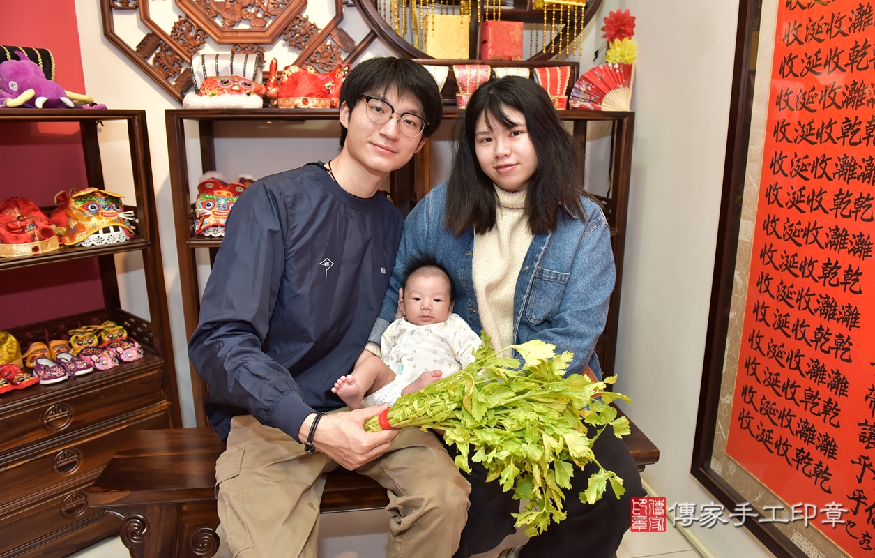 剃胎毛、滿月剃頭、嬰兒剃頭、嬰兒理髮、嬰兒剃髮、嬰兒剃胎毛、嬰兒滿月剃頭、彭寶寶剃頭、剃胎毛儀式、剃胎毛吉祥話、滿月剃頭儀式、滿月剃頭吉祥話、彭寶寶剃胎毛、彭寶寶滿月剃頭理髮、 新竹市香山區剃胎毛、新竹市香山區滿月剃頭、新竹市香山區嬰兒剃頭剃胎毛、新竹市香山區嬰兒理髮、新竹市嬰兒剃髮、 彭寶寶(新竹市香山區嬰兒彭寶寶滿月剃頭理髮、嬰兒剃胎毛儀式吉祥話)。中國風會場，爸媽寶貝穿「日中韓」古裝禮服。專業拍照、DVD光碟、證書。★購買「臍帶章、肚臍章、胎毛筆刷印章」贈送：剃頭、收涎、抓周，三選一。2021.11.14照片19