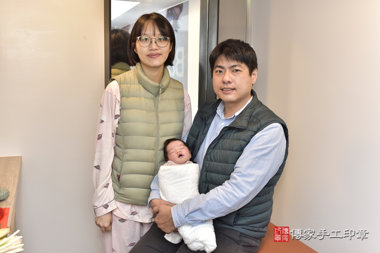 剃胎毛、滿月剃頭、嬰兒剃頭、嬰兒理髮、嬰兒剃髮、嬰兒剃胎毛、嬰兒滿月剃頭、李寶寶剃頭、剃胎毛儀式、剃胎毛吉祥話、滿月剃頭儀式、滿月剃頭吉祥話、李寶寶剃胎毛、李寶寶滿月剃頭理髮、 新北市淡水區剃胎毛、新北市淡水區滿月剃頭、新北市淡水區嬰兒剃頭剃胎毛、新北市淡水區嬰兒理髮、新北市嬰兒剃髮、 李寶寶(新北市淡水區到府嬰兒李寶寶滿月剃頭理髮、到府嬰兒剃胎毛儀式吉祥話)。到府剃頭剃胎毛主持、專業拍照、DVD光碟、證書。★購買「臍帶章、肚臍章、胎毛筆刷印章」贈送：剃頭、收涎、抓周，三選一。2022.03.23照片1